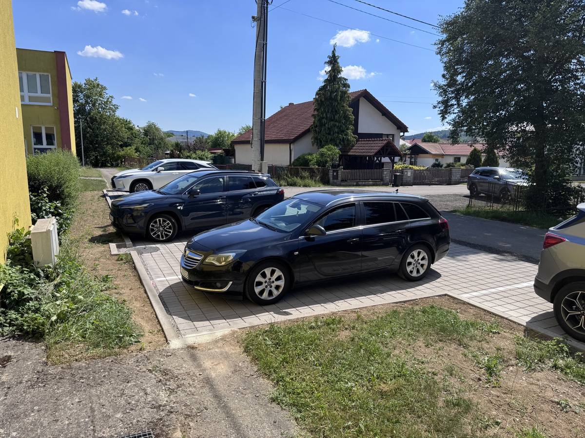 V rámci projektu modernizácie základnej školy obec vybudovala dve nové odstavné plochy. Zlepšia sa tak podmienky pre rodičov , zamestnancov školy i obyvateľov obce.