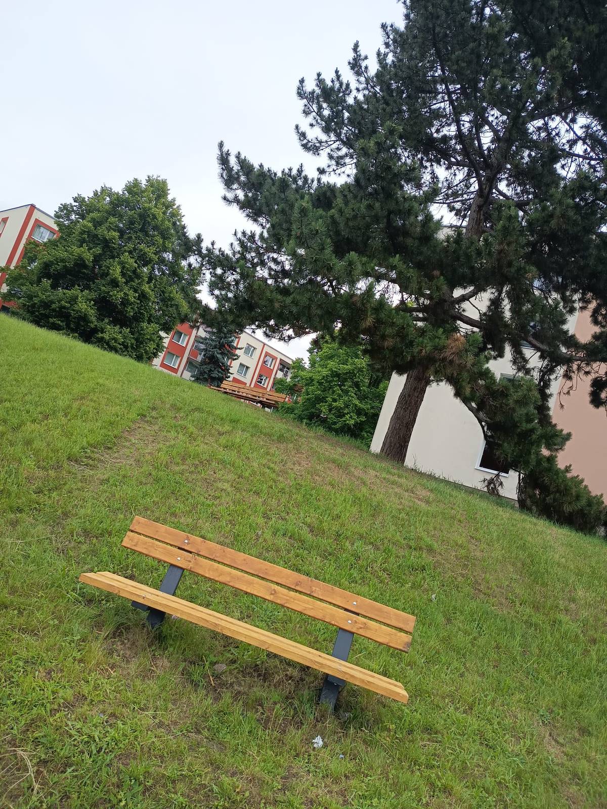 Byla provedena rekonstrukce dalších míst k posezení. Lavičky V Kutišti byly od základu opraveny.