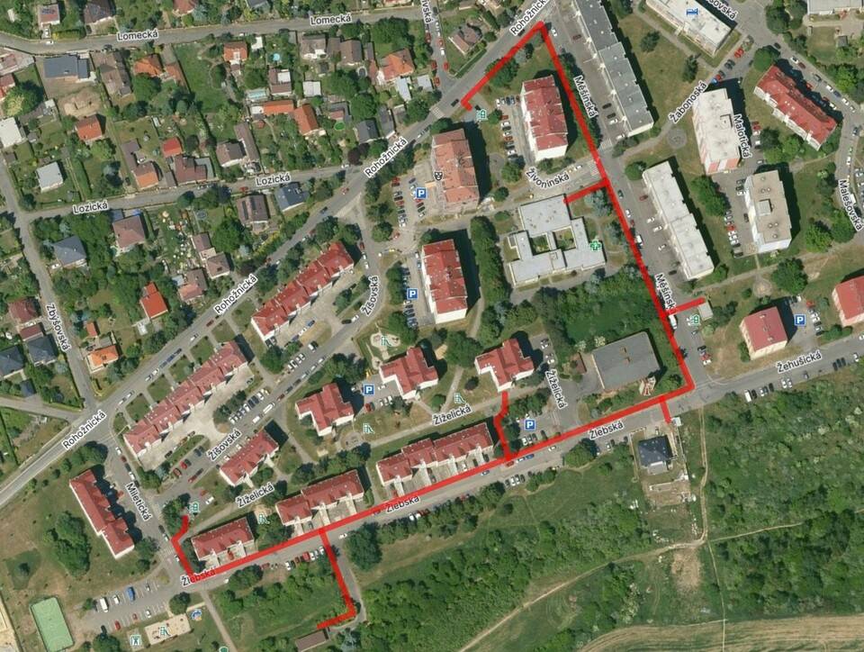 Společnost PREdistribuce bude během letních měsíců pokračovat v obnově distribuční sítě na území Újezda nad Lesy. V červenci se výkopové práce a pokládka nových kabelů posunou také do lokality Rohožník, konkrétně do ulic Žlebská, Měšínská, Rohožnická a Miletická.  Součástí projektu je výměna zastaralého kabelového vedení 22 kV a 1 kV, u kterého se v posledních letech častěji vyskytují poruchy. Nové vedení přispěje ke spolehlivějším dodávkám elektrické energie, sníží riziko výpadků a zároveň vytvoří kapacitu pro připojení nových odběrných míst s vyššími nároky na spotřebu elektřiny. Harmonogram prací Práce budou probíhat ve dvou etapách:  6. července – 24. srpna (úsek ulic Miletická – Žlebská) 17. srpna – 15. září (úsek ulic Měšínská – Rohožnická)  V průběhu stavebních prací mohou obyvatelé v dotčených ulicích počítat s dočasnými omezeními a zvýšeným pohybem stavební techniky. Děkujeme obyvatelům Rohožníku za trpělivost a pochopení během realizace této důležité modernizace energetické infrastruktury.