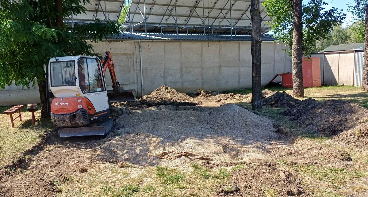 Dnes začaly zemní práce v areálu sokolovny, kde se příští týden budou instalovat samotné herní prvky nového dětského hřiště. Prosíme všechny, aby nevstupovali na staveniště a vyčkali až bude vše hotové, včetně revize. Budeme vás informovat. Děkujeme.