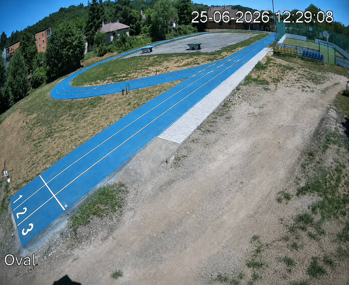 Dnes 25.6.2026 pribudli čiary na atletickej dráhe, čím sme zvýšili úroveň zrealizovaných prác.