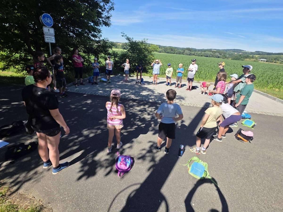 Středeční den byl plný poznávání a zážitků. Cestou k naší oblíbené řece Bečvě jsme si zahráli společně naučnou hru, poznávali stromy, zkoumali živočichy i rostliny žijící v řece a v jejím okolí.  Sváča v přírodě je nejlepší. Foto Monika Hladíková