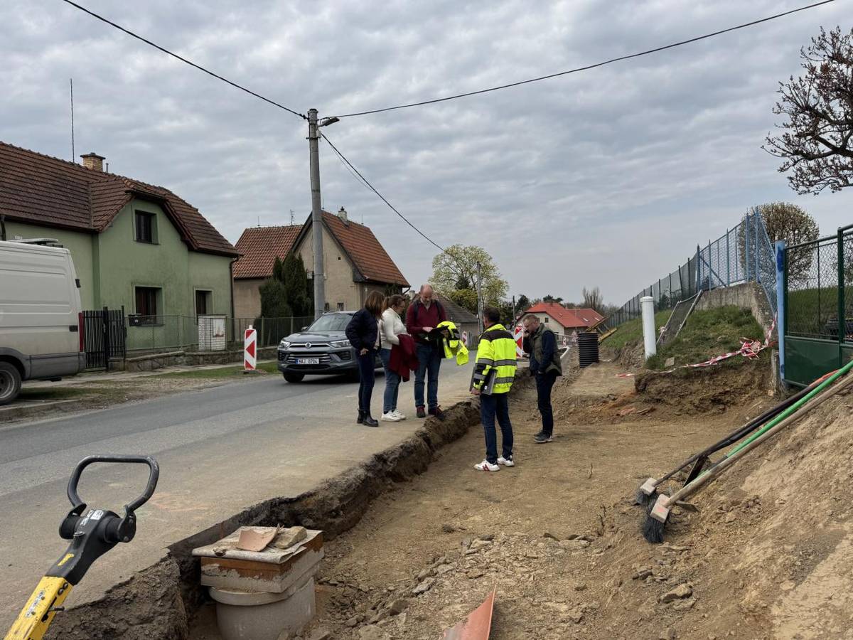 Pokud sledujete program jednání zastupitelstva nebo čtete zápisy, možná vás zaráží, proč téměř u každé rekonstrukce komunikace či chodníku schvalujeme navýšení ceny. Nabízí se otázka, proč k tomu dochází u silnic, zatímco u mnohem nákladnější stavby kanalizace se cena nezvedá.