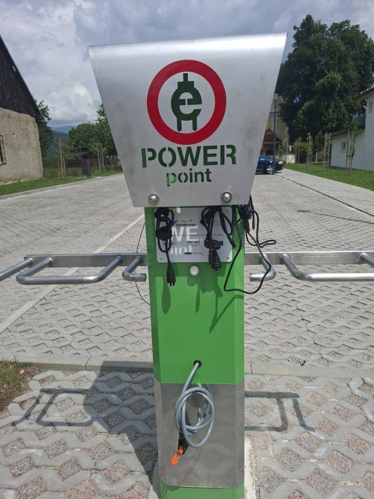 Naša nabíjacia stanica pre elektrobicykle je už plne funkčná a pripravená na používanie.  K dispozícii sú rôzne nabíjacie koncovky, prostredníctvom ktorých si môžete pohodlne dobiť batériu svojho elektrobicykla.