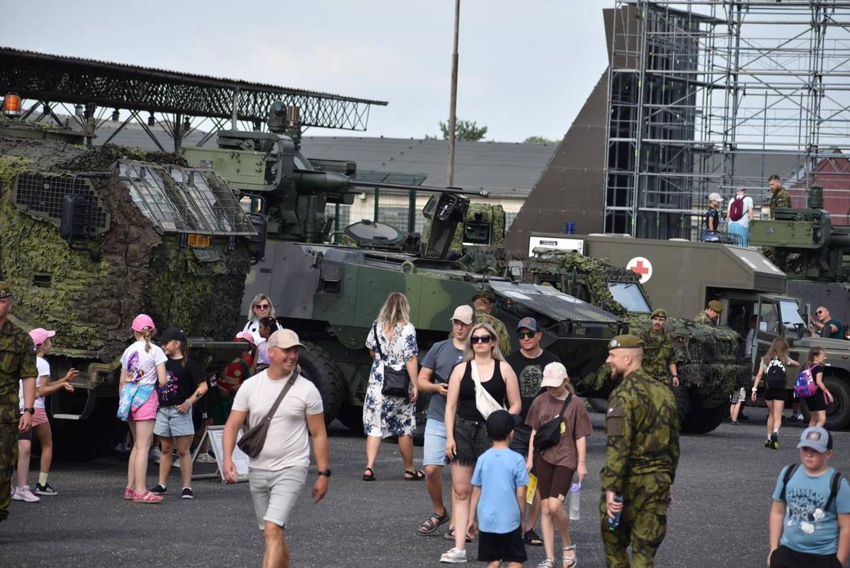Tradiční Rozloučení se školou proběhlo včera v prostorách 41. mechanizovaného praporu. Akci, které se zúčastnily stovky dětí, pořádala Městská policie Žatec s městem Žatec, Armádou ČR a složkami Integrovaného záchranného systému.