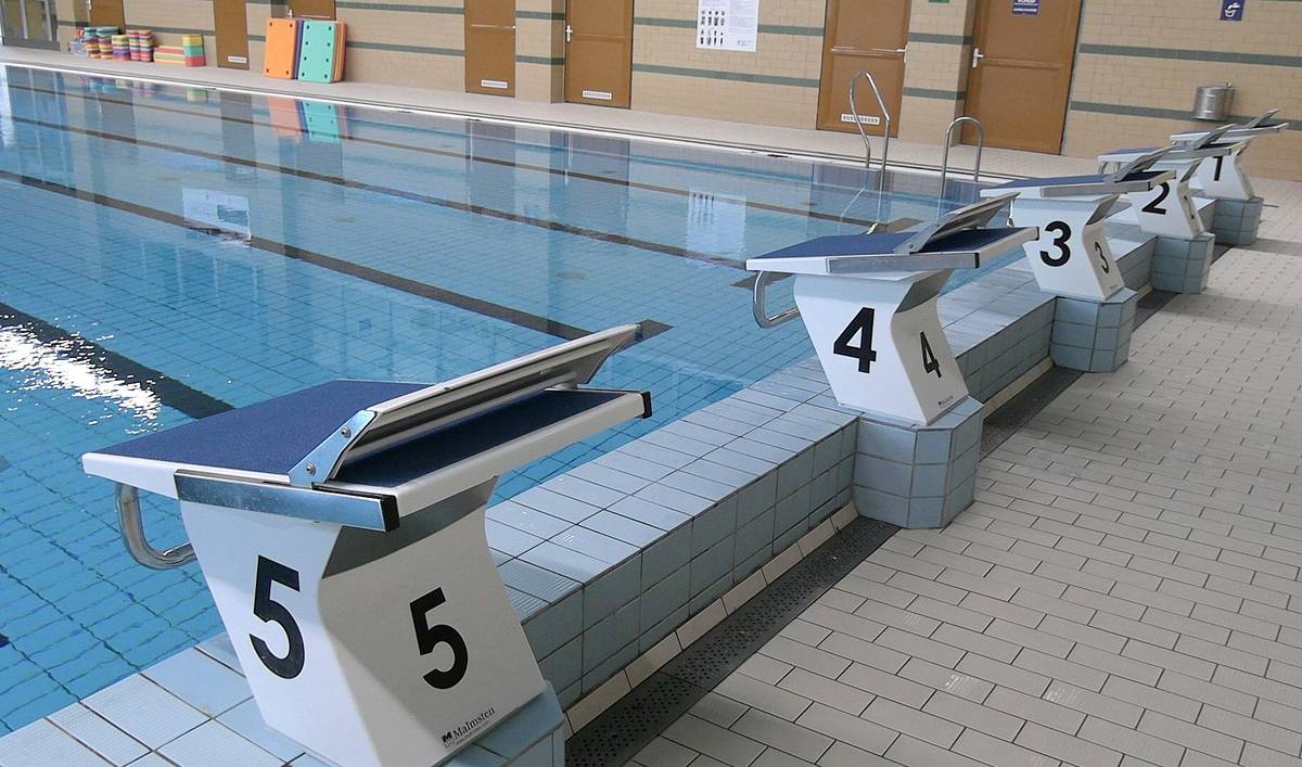 V krytém plaveckém bazénu proběhne od pondělí 29. června do neděle 2. srpna jako každý rok odstávka. Vedení Městských sportovních zařízení Litoměřice informuje občany o opravách, které se na toto období chystají. Strojovna: - demontáž 2 ks ohřívačů vody, montáž a zprovoznění 1 ks - otryskání (pravděpodobně laserovou metodou) stěn a ocelových nosných konstrukcí a jejich následná sanace - otryskání zkorodovaných částí technologie (rozdělovače) a výměna ovládacích armatur - demontáž a servis vytipovaných cirkulačních, pomocných a zrychlovacích čerpadel - dokončení vzdáleného přístupu k technologii monitorující úpravu bazénové vody - čištění akumulačních nádrží  - univerzální náhradní čerpadlo - kontrola, případná výměna filtračních vložek včetně vyčištění - úklid prostor 1. NP - rekonstrukce WC pro veřejnost u občerstvení - výměna jednotky chlazení ve skladu občerstvení - demontáž a následná montáž zkorodovaných ocelových zárubní - výroba (hliník) vstupního schodiště v plaveckém bazénu - opravy keramických obkladů a dlažeb - výměna zkorodovaných otopných těles - výměna zdrojů osvětlení (zářivek) nad plaveckým i dětským bazénem - kompletní čištění sprchových hlavic a tlačných ventilů a WC setů - výmalba a drobné opravy vytipovaných prostor - úklid prostor 2. NP - zakoupení cyklotrenažéru, případně dalšího vybavení do posilovny - výmalba a drobné opravy prostor v sauně - kompletní čištění sprchových hlavic a tlačných ventilů a WC setů - úklid prostor 3. NP - drobné lokální opravy střešního pláště Ostatní - dodání a montáž stříšky nad bočním vchodem do občerstvení - výsev travního semene a květin - odstraňování závad z revizí, které nebylo možné provést za provozu