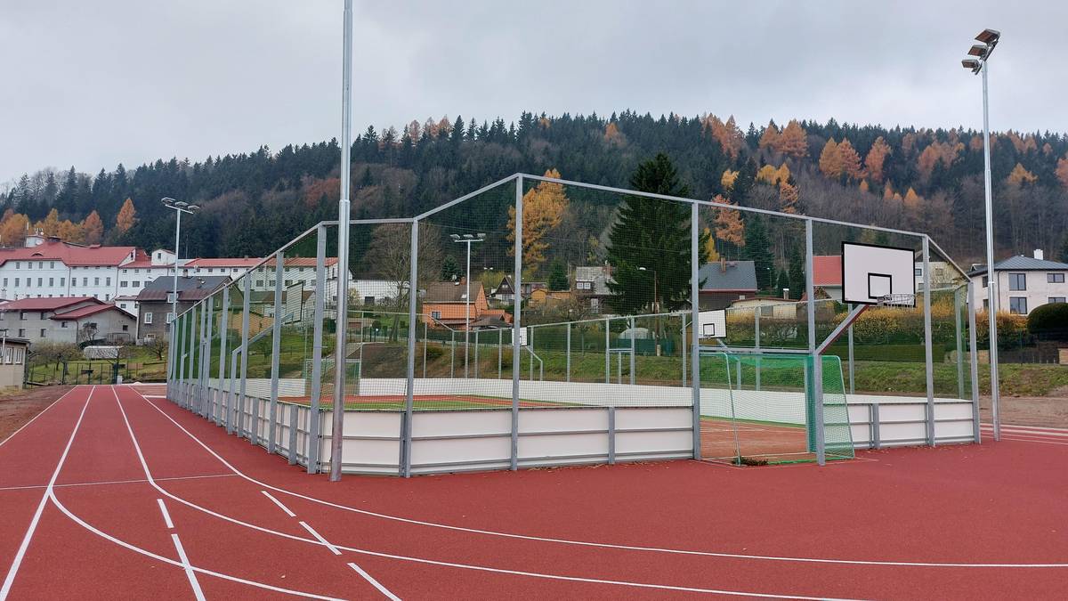 Dnes 23.6. bude od 14:00 do 16:00 hodin rezervováno víceúčelové hřiště za Základní školou pouze pro dětskou akci Mateřské školy.  Stejná rezervace platí i pro zítřejší den 24.6. a to od 15:30 do 18:00 hodin.  Děkujeme za pochopení.