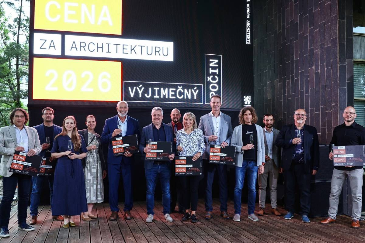 Ocenění za výjimečný počin v rámci České ceny za architekturu (ČCA) letos získalo také město Litoměřice. Akademie soutěže tímto způsobem letos vyzdvihla zadavatele architektonických soutěží, tedy města, instituce i investory, kteří volí kvalitní a transparentní cestu výběru návrhu.  Litoměřice byly oceněny za vyhlášení architektonicko-výtvarné soutěže na nové řešení prostoru hlavního vstupu do Jiráskových sadů. Cenu za město převzal místostarosta Jiří Adámek. Ceny byly vyhlášené minulý týden během nominačního večera v pražském CAMPu (Centru architektury a městského plánování). Loňský rok byl přitom z pohledu architektonických soutěží rekordní. Česká komora architektů potvrdila regulérnost u 72 soutěží, které vyhlásilo celkem 60 zadavatelů. „Kvalitní architektura nevzniká až u rýsovacího prkna, ale ve chvíli, kdy zadavatel dobře definuje veřejnou potřebnost stavby,“ uvedl předseda České komory architektů a Grémia ČCA Jan Kasl. Česká cena za architekturu je prestižní tuzemská soutěž zaměřená na realizované stavby a veřejný prostor. Vyhlašuje ji Česká komora architektů a soutěží v ní stavby dokončené na území ČR během posledních pěti let. Vedle toho se udělují i ceny partnerů, cena veřejnosti či zmíněné ocenění za výjimečný počin. S využitím tiskové zprávy České komory architektů   Foto: Ondřej Besperát, Karla Zoufalá