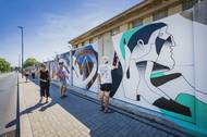 Výtvarník Ruin při práci na projektu Mural Ruzyně