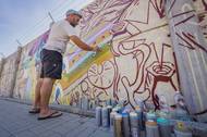 Výtvarník Vincent Chignier při práci na projektu Mural Ruzyně