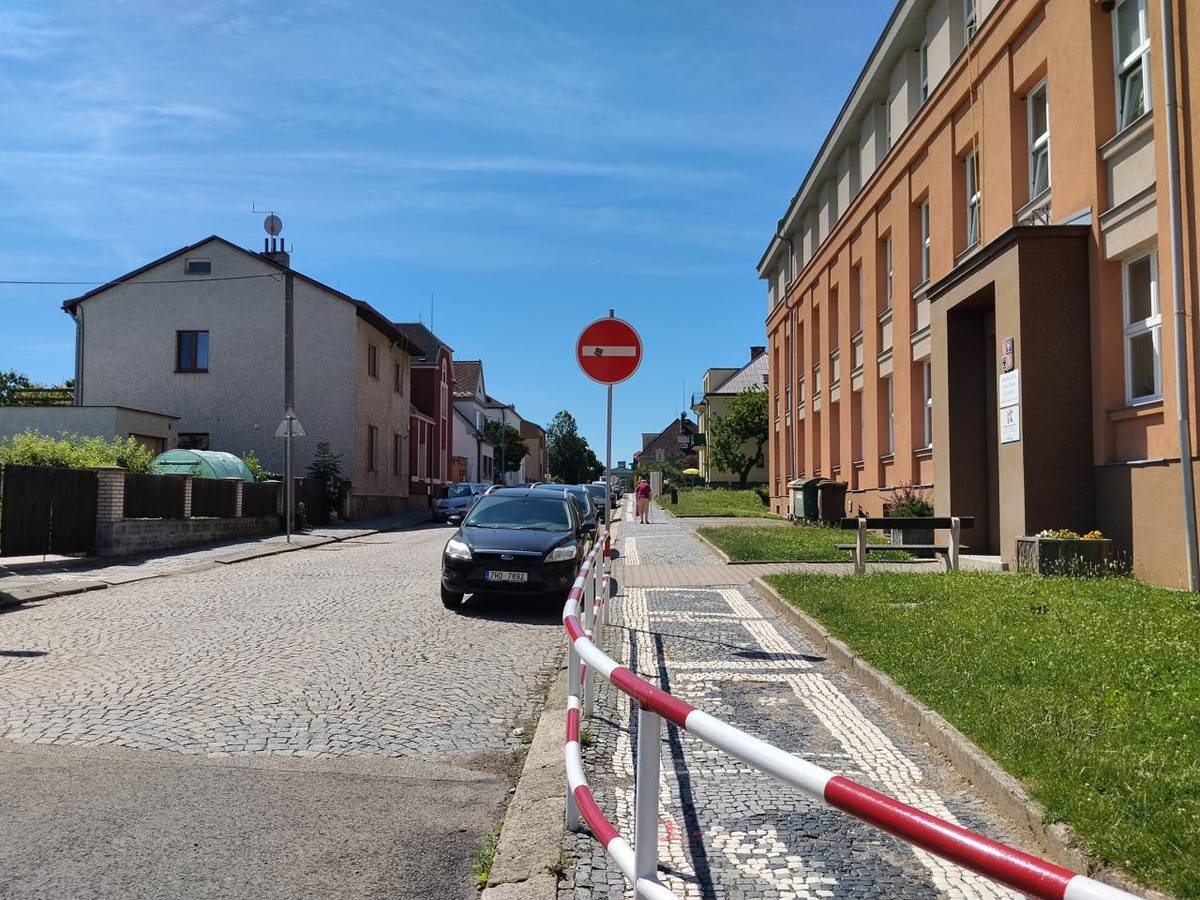 Cílem akce bude rekonstrukce chodníků po obou stranách ulice Komenského v celkové délce 260 metrů a v šířce 1,5–2 metry. Stávající chodník je ve špatném technickém stavu a neobsahuje prvky pro bezbariérovost. Jedná se o velmi frekventované místo, neboť je zde umístěna základní škola, základní umělecká škola a zdravotní středisko. Rekonstrukce chodníku je součástí komplexní rekonstrukce daného prostoru včetně rekonstrukce místní komunikace a veřejného osvětlení a doplnění parkovacích míst (vznik parkovacích zálivů).Nově zrekonstruovaný chodník bude plně bezbariérově uzpůsobený pro osoby s omezenou schopností pohybu a orientace.Realizací projektu se očekává zejména zvýšení bezpečnosti chodců, ale i ostatních účastníků provozu v daném místě.