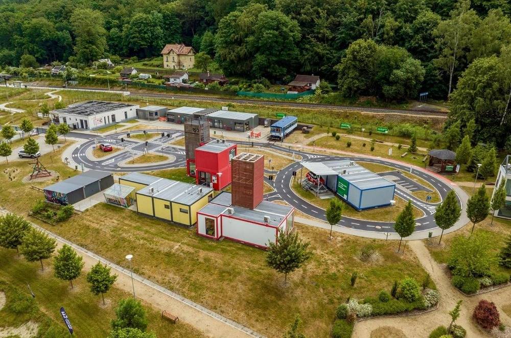 Díky finanční podpoře Nadace Škoda Auto se mohli mladí hasiči ze Solnice a Malé Čermné zúčastnit jedinečné vzdělávací exkurze do Svět záchranářů Karlovy Vary.