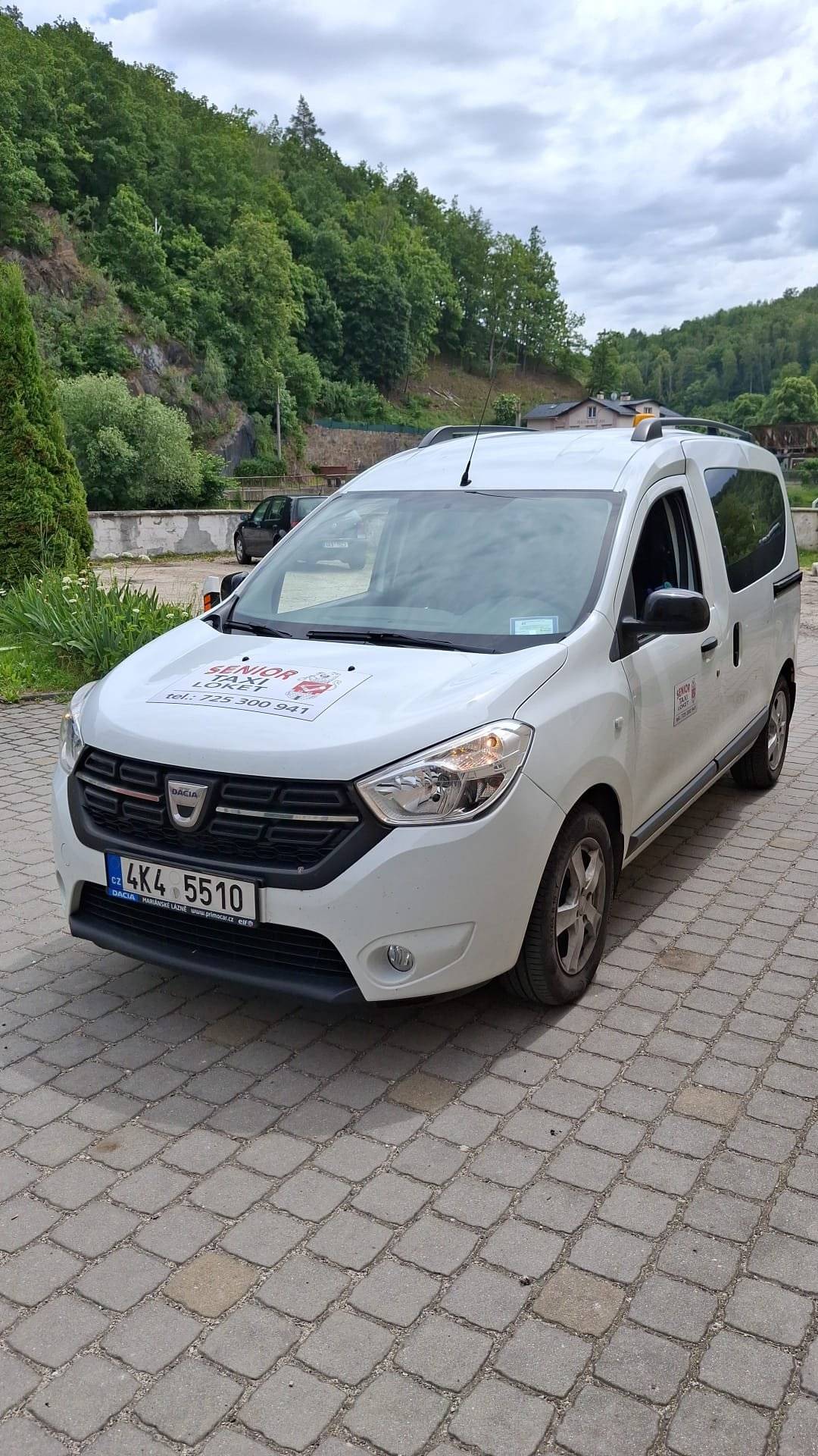 Obyvatelé Lokte využívající službu Senior taxi by měli počítat s dočasným omezením provozu během letních prázdnin. Z důvodu čerpání řádné dovolené nebude služba Senior taxi v období od 13. července do 24. července 2026 v provozu. Senior taxi dlouhodobě pomáhá zejména starším a méně mobilním občanům s dopravou k lékaři, na úřady, za nákupy či při vyřizování běžných záležitostí. Během uvedených dvou týdnů však nebude možné službu využít. Město Loket proto žádá všechny pravidelné uživatele, aby s touto odstávkou počítali při plánování svých cest a případně si zajistili alternativní způsob dopravy. Provoz Senior taxi bude opět obnoven v pondělí 27. července 2026, kdy bude služba pokračovat v běžném režimu. Děkujeme všem uživatelům za pochopení a přejeme příjemné letní dny.