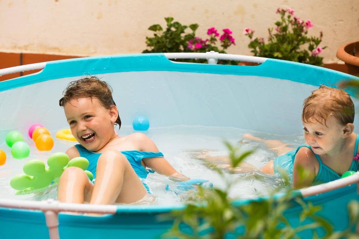 NEZAPOMEŇTE DĚTEM PŘIBALIT PLAVKY!   Vážení a milí návštěvníci,  vzhledem k tomu, že nás čeká krásné letní počasí, doporučujeme dětem přibalit plavky a ručník. Na BEJKFESTU totiž nebude chybět bazén, sněhová hora ani mlžící systém od hasičů, takže o osvěžení bude postaráno po celý den!