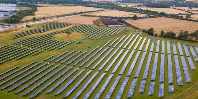 Vážení spoluobčané, ráda bych Vás informovala o důležité novince týkající se záměru výstavby fotovoltaické elektrárny Mydlovary. Společnost ČEZ Obnovitelné zdroje, s.r.o., která projekt připravovala, obci oznámila, že po podrobném vyhodnocení všech okolností a dosavadních výsledků rozhodla o ukončení tohoto záměru. Důvodem je nízká ekonomická rentabilita projektu, a proto nebude společnost ČEZ v jeho přípravě dále pokračovat. V návaznosti na tuto skutečnost byl rovněž zrušen termín opakovaného veřejného projednání návrhu 12. aktualizace Zásad územního rozvoje Jihočeského kraje, které se mělo uskutečnit dne 17. července 2026 na Krajském úřadu Jihočeského kraje. 12. aktualizace Zásad územního rozvoje Jihočeského kraje byla pořízena právě kvůli projektu FVE Mydlovary. V návrhu 12. aktualizace byla vymezena:  rozvojová plocha nadmístního významu KP.39 FVE Mydlovary pro fotovoltaický park na rekultivovaných plochách odkališť DIAMO–MAPE, související technická infrastruktura (transformovna a napojení na rozvodnu Kočín), změny v územním systému ekologické stability v dotčeném území.  Proto také zrušení opakovaného veřejného projednání 12. aktualizace velmi pravděpodobně souvisí s tím, že ČEZ oznámil ukončení projektu FVE Mydlovary z ekonomických důvodů. Z oznámení kraje, sice důvod zrušení není výslovně uveden, ale protože hlavním předmětem 12. aktualizace byla právě FVE Mydlovary, je tato souvislost logická. O případném dalším vývoji a nových skutečnostech Vás budu  informovat. Renata Gondeková