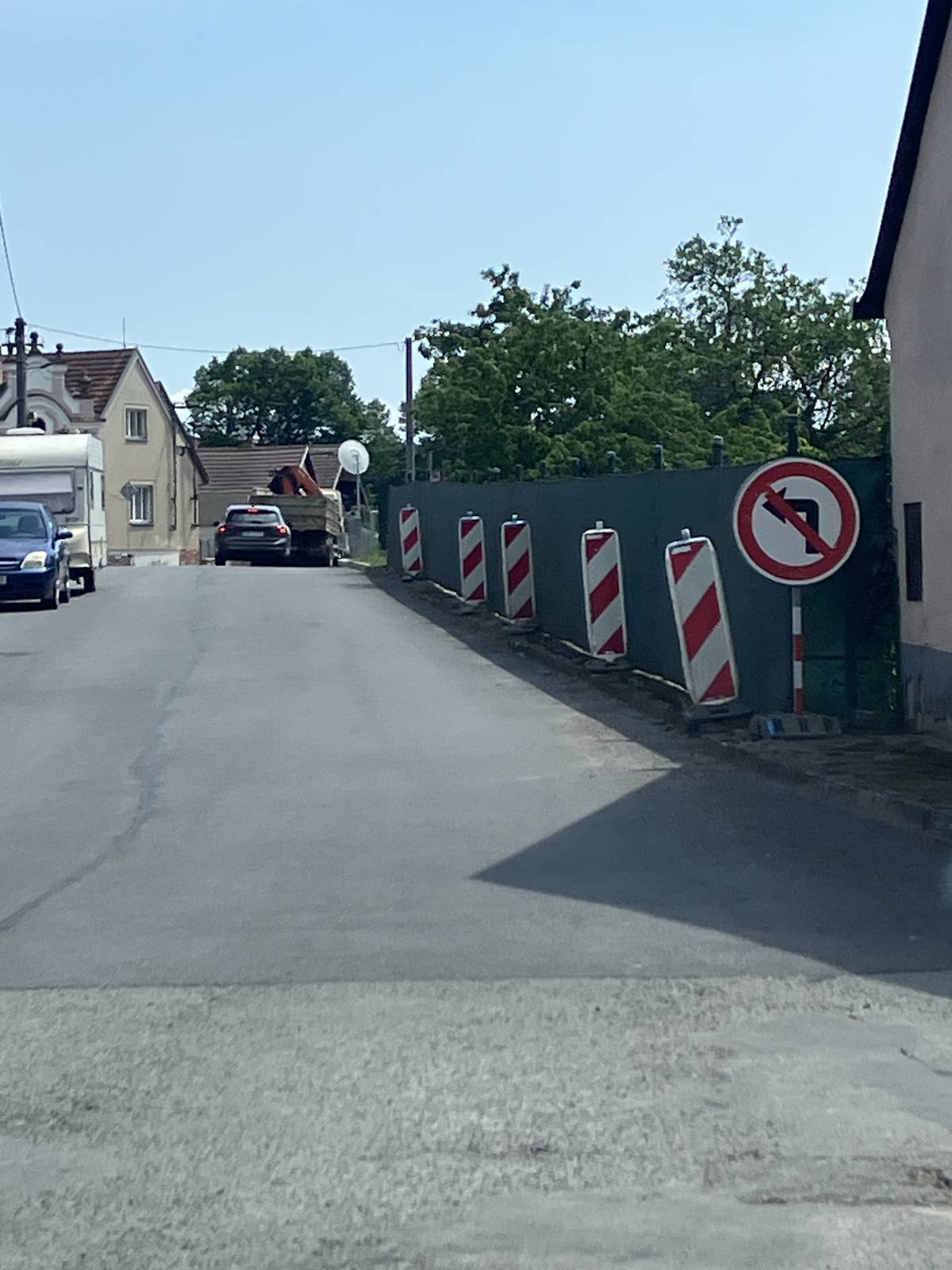 Vážení spoluobčané, tak jak jsme začátkem roku avizovali, v tomto týdnu bude zahájena oprava silnice u kapličky. Jedná se o reklamaci prací z loňského podzimu – je nutné opravit povrch vozovky a kanalizační poklopy, které nebyly zhotoveny v požadované kvalitě. 🚗 Dopravní omezení:   Hlavní průtah: Provoz bude po většinu času zachován v jednom jízdním pruhu (kyvadlově).   Příjezd ke škole na Klunky: Na jeden den budeme muset zcela uzavřít příjezdovou cestu nahoru ke škole. V tento den bude navigována objízdná trasa přes areál školy (ve stejném režimu jako loni v listopadu). O přesném dnu této uzavírky vás budeme ještě upřesňujícím příspěvkem informovat, jakmile zhotovitel potvrdí přesný harmonogram.   Velmi vám děkujeme za trpělivost a pochopení těchto nezbytných komplikací, které vedou k řádnému dokončení díla.