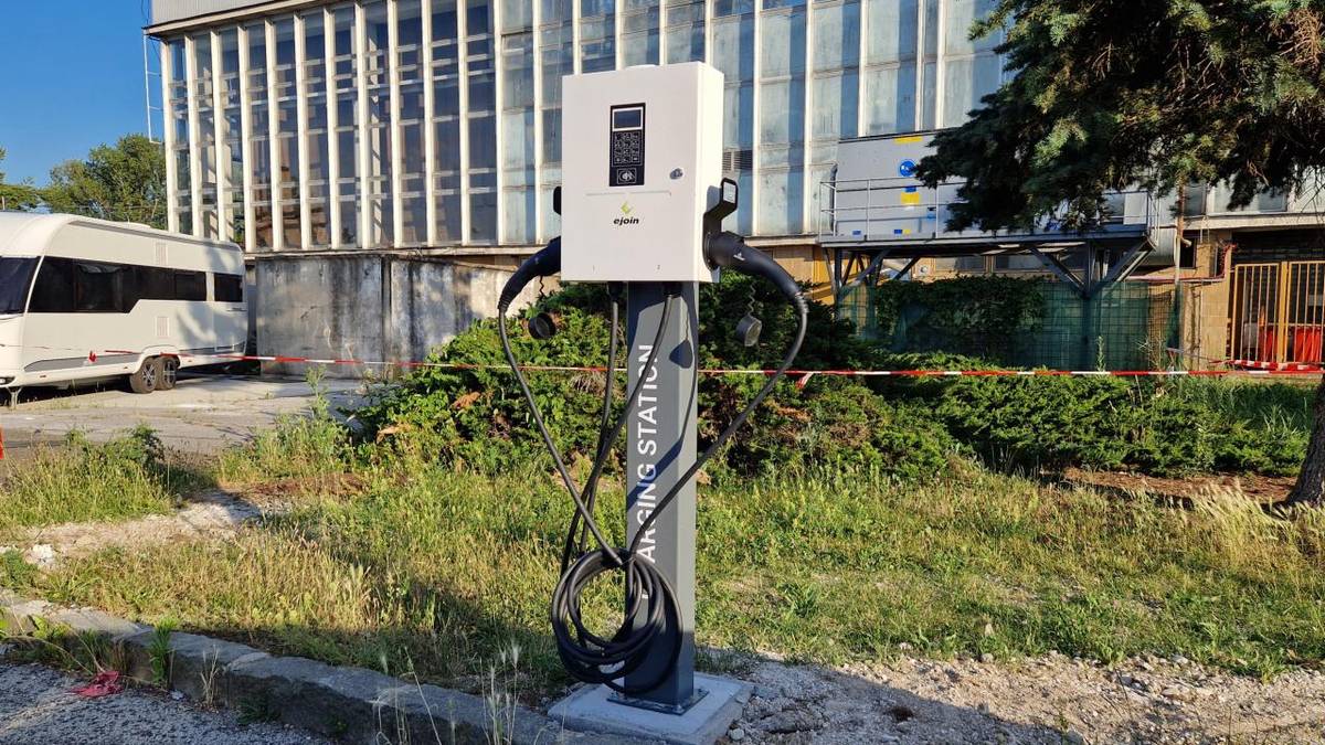 Mesto Piešťany získalo na tento projekt z Plánu obnovy a odolnosti SR takmer 150 000 eur. V rámci rozširovania udržateľnej mestskej dopravy vyrastie v meste celkovo 11 nových elektronabíjacích staníc s 22 nabíjacími bodmi.