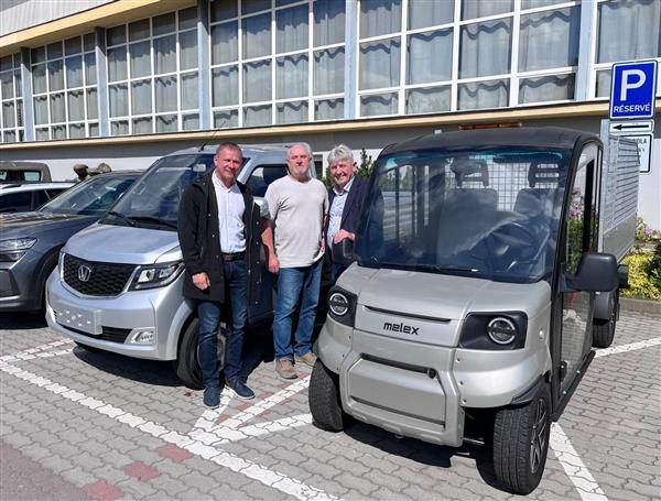 Pelhřimovská sportovní, s.r.o. udělala další významný krok směrem k modernímu a ekologicky šetrnému provozu. V těchto dnech společnost převzala dva nové užitkové elektromobily, které budou sloužit při každodenní správě městských sportovišť a areálů. Na předání do užívání byli přítomni starosta města Pelhřimova Ladislav Med, předseda dozorčí rady společnosti Ing. Josef Koch a jednatel společnosti Martin Mareš.
