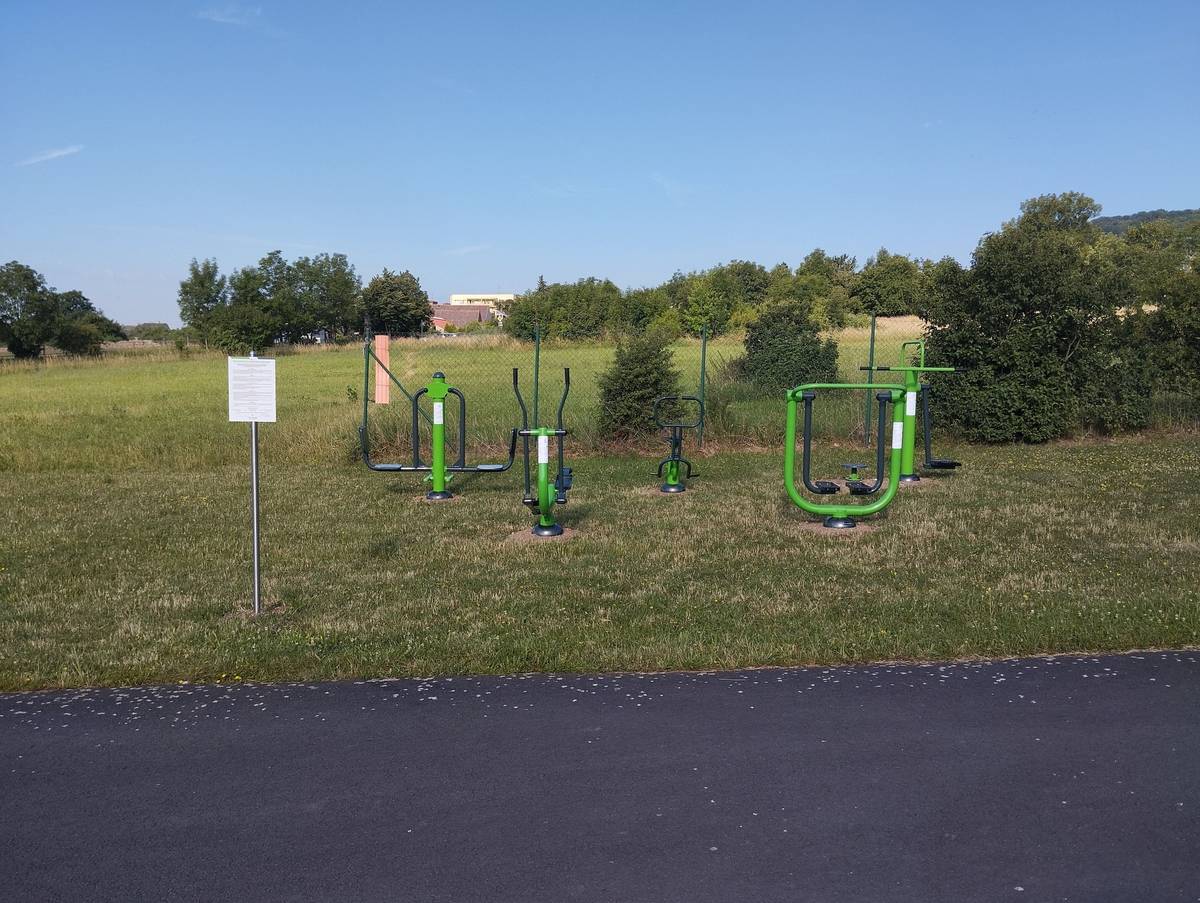 Na sportovišti v Lesoparku, nedaleko workoutového hřiště, byly dokončeny nové venkovní fitness stroje. Přijďte si zacvičit, protáhnout se nebo si jen zpříjemnit čas aktivním odpočinkem na čerstvém vzduchu. Nové prvky mohou využívat návštěvníci různých věkových kategorií. Postupně rozšiřujeme vybavení veřejných prostranství tak, aby nabízela více možností pro sport, odpočinek i setkávání.