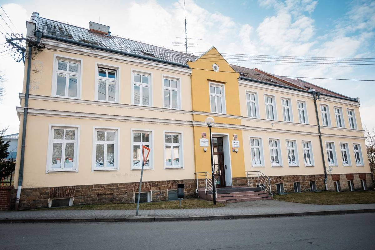 Z důvodu rekonstrukce budovy školy na adrese Hlučín, Gen.Svobody 228/8, jsou kanceláře školy od 29. 6. 2026 přesunuty do budovy Městského úřadu Hlučín, Mírovénáměstí 25/24, budova C, 5. patro, dveře č. 501, 502. 🏫   S případnými dotazy se mohou rodiče a veřejnost obracet na kancelář školy na telefonním čísle +420 739 394 213 nebo prostřednictvím e-mailových adres. Další informace, včetně úředních hodin během letních prázdnin, naleznete na webových stránkách školy www.zshlucin.cz a také na odkaze níže. ⬇️ https://bit.ly/4oL2lyZ  #Hlučín #ZSHlučín #Skolstvi #ZakladniSkola #InformaceProRodice #Rekonstrukce #MestoHlucin #MoravskoslezskyKraj #UredniHodiny #Vzdelavani