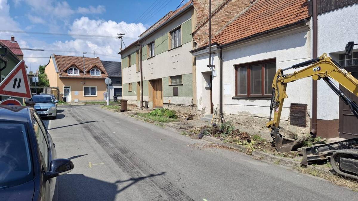 Rekonstrukce chodníku včetně vjezdů k rodinným domům probíhá na ulici Švermova. Rozměr chodníku zůstane stejný a zůstane místo pro osázení zeleného pruhu.Po ukončení prací na ulici Švermova  se budou rekonstruovat chodníky a budovat manipulační plochy na ulici Partyzánská.