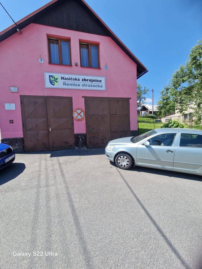 Sbor dobrovolných hasičů žádá všechny řidiče, aby respektovali zákaz zastavení před starou požární zbrojnicí. Tento krok je nezbytný pro zajištění volného výjezdu vozidel,která jsou určena především pro potřeby mladých hasičů vyjíždějících na tréninky a soutěže.