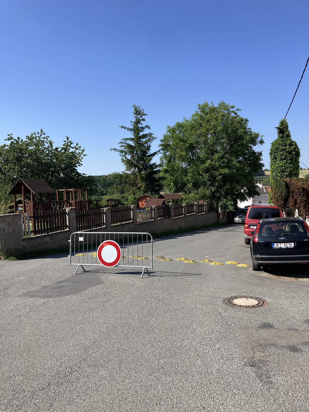 Vážení spoluobčané, při probíhajících pracích u kapličky došlo k nečekaným komplikacím. Z tohoto důvodu bude v nejbližší době pravděpodobně až do konce týdne operativně a provizorně uzavírán příjezd nahoru ke škole a na Klunky. Provizorní objízdná trasa je vedena přes areál školy. Velmi vás prosíme o maximální ohleduplnost a zvýšenou opatrnost při průjezdu touto oblastí. Děkujeme za pochopení a trpělivost.