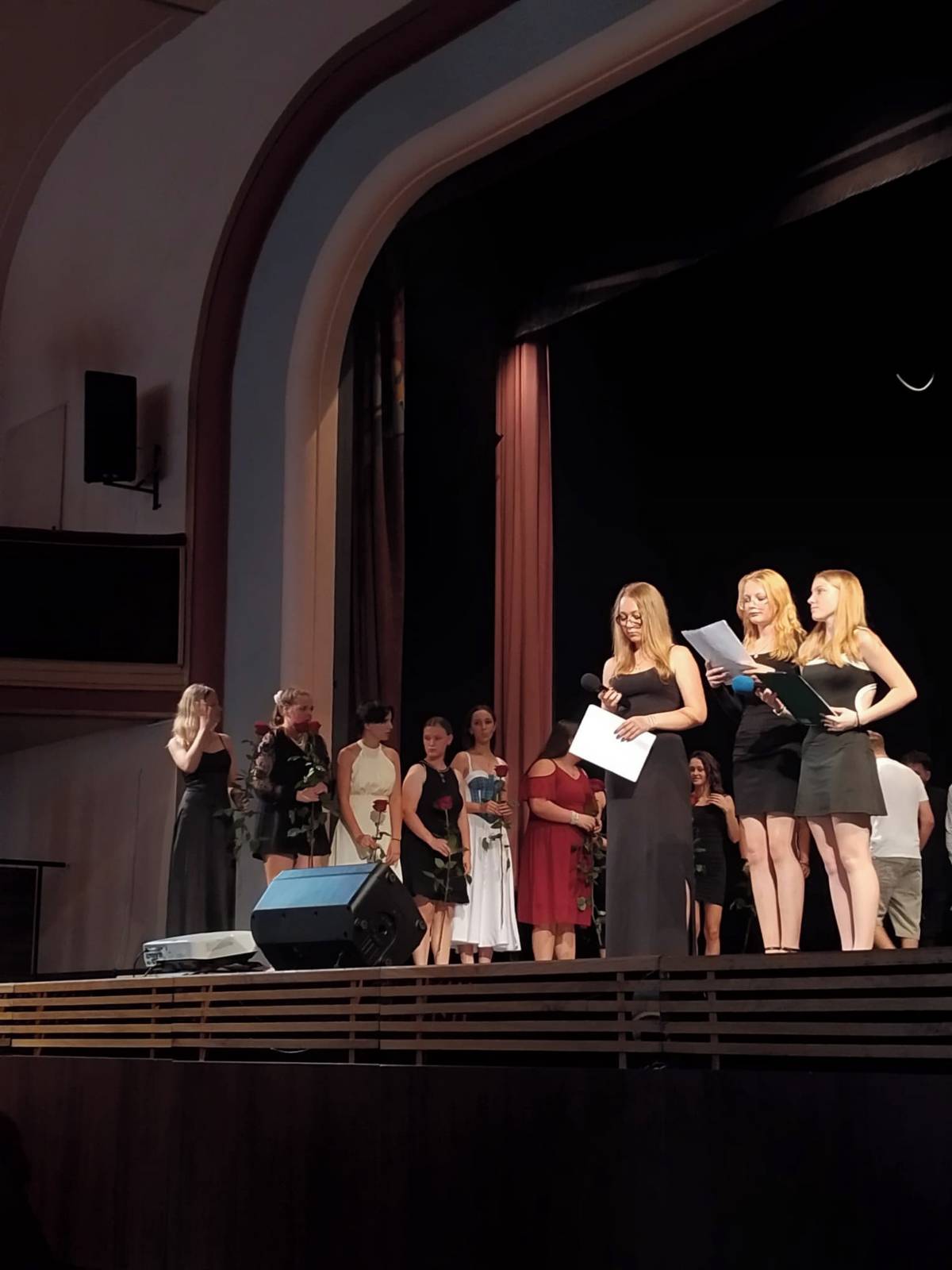 Zaplněný sál kulturního domu Střelnice se v pondělí 22. 6. stal dějištěm tradiční školní slavnosti 4. základní školy.
