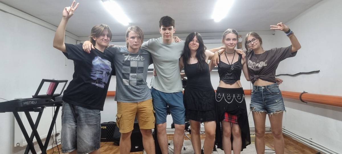 🎼Pozývame vás na koncert kapely Our Secret. Je to tínedžerská rocková cover kapela, ktorú tvorí sedem členov z Leopoldova a jeho okolia. Je inšpirovaná kapelami 80. a 90. rokov, ako napríklad Queen či Guns n' Roses. ⏰Koncert sa uskutoční v sobotu 27. 6. 2026 o 18:00 v Kultúrnom centre Osveta Leopoldov.  ✅Rezervácia vstupeniek.