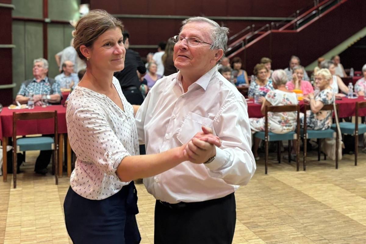 Sál Domu kultury v Litoměřicích patřil včera odpoledne seniorům. Na tradiční letní setkání, které je součástí kampaně Místa přátelská seniorům, dorazilo přibližně dvě stě návštěvníků.  O hudební doprovod se postarala kapela Colours, nechyběl tanec, setkávání s přáteli ani malé občerstvení. Účastníky přišli pozdravit starosta Radek Löwy, místostarosta Petr Panaš a vedoucí odboru sociálních věcí a zdravotnictví Renáta Jurková. Starosta při této příležitosti poděkoval organizátorům i partnerům, kteří se na přípravě akcí pro seniory podílejí. Včerejší taneční odpoledne bylo jednou z řady aktivit, které město v rámci kampaně Místa přátelská seniorům připravuje. Program bude po prázdninové pauze pokračovat až do poloviny listopadu. Účastníci se mohou těšit například na Den seniorů na letním koupališti, výlet motoráčkem do Lužických hor, přednášky nebo rehabilitační cvičení. {gallery}02026/letni_setkani{/gallery}
