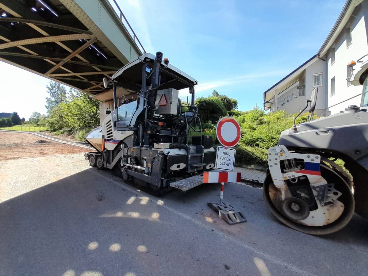 Vážení občané, na základě dnešního kontrolního dne a rozhodnutí technického dozoru stavby, bude od čtvrtka 25. 6. od 06:00 do soboty 27. 6. do 07:00 Hronovská ulice (i ulice Na Rozhrání) od viaduktu ke Kříži zcela uzavřená. Důvodem je pokládka a vytvrdnutí asfaltového povrchu. Po této době projede pouze rezident osobním automobilem.  !!! Tento úsek bude i nadále v procesu stavby !!!  Od pondělí 29. 6. se pak celá stavba a uzávěra posouvá do úseku mezi Křížem a rybníkem Janouch. Děkujeme za pochopení a trpělivost.  Bc. Stanislav Řezníček, DiS. starosta města  Ing. Jaroslava Valentová Údržba silnic Královéhradeckého kraje a.s