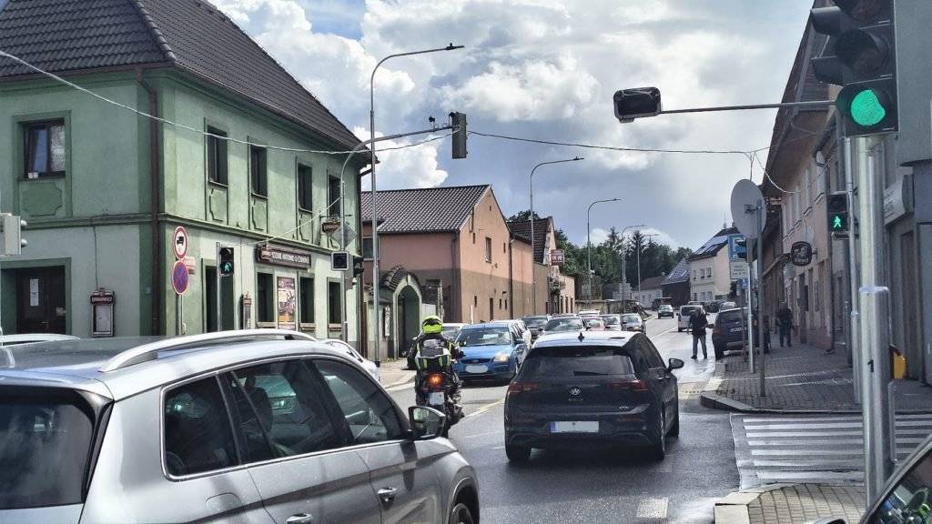 V úterý 23. června 2026 se na vinořské radnici konalo jednání se zástupci městské policie. Za Prahu 9 se schůzky zúčastnil pan Olič, za Prahu 19 pan Měchura, za Vinoř jednání vedl starosta Michal Biskup. Dohodlo se posílení hlídek zejména v prvních dnech opravy Kbelské. Co se týče dopravy ve Vinoři, identifikovala se tři klíčová místa, kde městská policie nasadí své hlídky, aby na dopravu dohlížely. Zejména aby zabránily vjezdu nákladních aut do Vinoře. Ta by totiž mohla dopravní situaci zásadně zhoršit. Silnice od Radonic a Živanická Strážníci budou zastavovat všechna nákladní auta, která do Vinoře pojedou od Radonic a která někde cestou ignorovala zákaz vjezdu nákladních vozidel. Strážníci je do Vinoře nepustí a přes odbočku na Horní Počernice je pošlou zpět na dálnici. Světelná závora u Billy Strážníci budou hlídat dodržování červené na světelné závoře u Billy. Je velmi pravděpodobné, že bude panoval velká nervozita a nespokojenost a bez přítomnosti strážníků by se mohlo stát, že řidiči budou světelnou závoru jednoduše ignorovat. I zde budou strážníci vracet kamiony přes autobusové obratiště a posílat zpět směrem na Brandýs. Ctěnický zámek Strážníci budou také držet hlídku u Ctěnického zámku, kde je také prostor otočit nákladní auta a nepustit je do Vinoře. Hlídky budou zároveň i ve Kbelích a v tomto směru by se nemělo stát, že do Vinoře zabloudí nákladní automobil, který pak v centru Vinoře způsobí dopravní kolaps. Ze schůzky vyplynulo, že městská policie si uvědomuje dopravní náročnost blížící se akce. Domluvilo se, že během prvních dnů opravy nasadí městská policie maximum dostupných strážníků, včetně posil z dalších pražských obvodů přidělených Praze 9. Situace ve Vinoři se bude průběžně vyhodnocovat, a během prvních dnů oprav budeme v průběžném kontaktu.  Martin Mach, radní