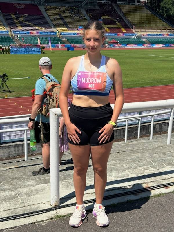 Pilská Valerie Mudrová v těchto dnech reprezentuje Karlovarský kraj v lehké atletice na celorepublikové Olympiádě dětí a mládeže. A ve své disciplíně - vrhu koulí st. žákyň dnes obsadila 10. místo. A to je paráda. Gratulujeme!