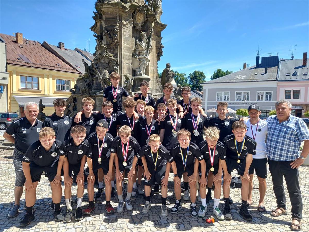 „Milí borci, zlatí hoši,“ tak přivítal starosta města Jaroslav Martinů ve středu 24. června 2026 úspěšné fotbalisty starších žáků oddílu Sportovní kluby Polička, z.s.  Tým starších žáků „A“ má za sebou tyto úspěchy:    vyhrál beze ztráty bodů základní část 3. ligy starších žáků. V 10 utkáních získal 30 ...