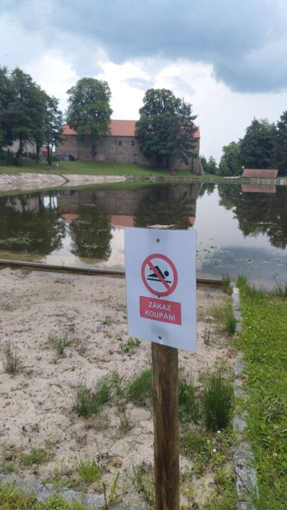 Prosíme o respektování zákazu koupání v požární nádrži ve Hvožďanech u Vagonu z hygienickcýh důvodů do odvolání.