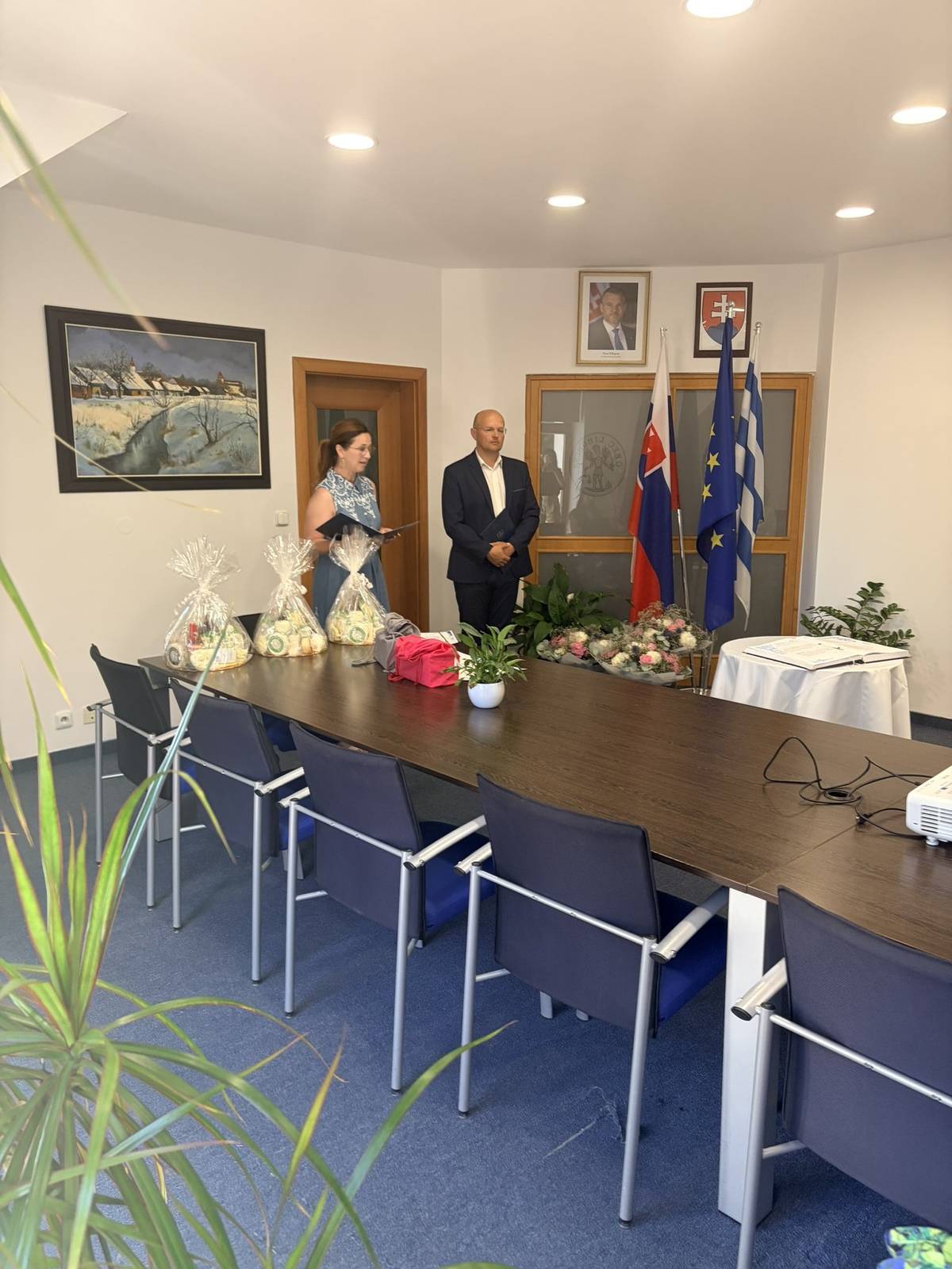 🤝Primátor mesta Miloš Mojto vo štvrtok 25.6.2026 ocenil žiakov a pedagógov zo škôl v zriaďovateľskej pôsobnosti mesta...  🙌Okrem poďakovania za ich prácu a výsledky, vyzdvihol aj náročnosť učiteľského povolania...   ✍️Žiakom zaželal veľa úspechov v ďalšom vzdelávaní a vyjadril presvedčenie, že v budúcnosti budú svojimi úspechmi hrdo reprezentovať Nemšovú...  ✋Z rúk primátora mesta si ocenenie prevzali:   💐Edita Kadlečíková za dlhoročnú, obetavú, pedagogickú činnosť, za trpezlivý, láskavý a profesionálny prístup, ktorým významne prispieva k formovaniu prvých školských krokov detí a k rozvoju, stabilite a dobrému menu Základnej školy, Janka Palu 2, Nemšová...  💐Iveta Pružincová za obetavú pedagogickú činnosť učiteľky hry na husliach v Základnej umeleckej škole v Nemšovej, za láskavý a profesionálny prístup v individuálnej aj skupinovej výučbe a reprezentáciu školy na umeleckých koncertoch.   💐Anna Hudcovská za celoživotnú prácu v pedagogickom zbore Materskej školy, Odbojárov 177/8A v Nemšovej, za vysoké morálne hodnoty, všeobecný rozhľad, patriotizmus voči mestu Nemšová, za srdečnú, obetavú starostlivosť o deti a odbornú a nezištnú pomoc začínajúcim pedagógom a ostatným kolegyniam.  🍀Oliver Vlna za vynikajúci prospech, zodpovedný prístup k vzdelávaniu, usilovnosť a cieľavedomosť, za úspešnú reprezentáciu Základnej školy, J. Palu 2, Nemšová v rôznorodých súťažiach, ako aj za mimoriadny úspech v Testovaní deviatakov (100%-tná úspešnosť v oboch testovaných predmetoch).  🍀Timea Kurucová za snaživosť, disciplinovanosť, cieľavedomosť a zodpovednosť, pri plnení si svojich povinností v tanečnej skupine ELIS a za reprezentáciu ZUŠ Nemšová v domácich a v zahraničných tanečných súťažiach.
