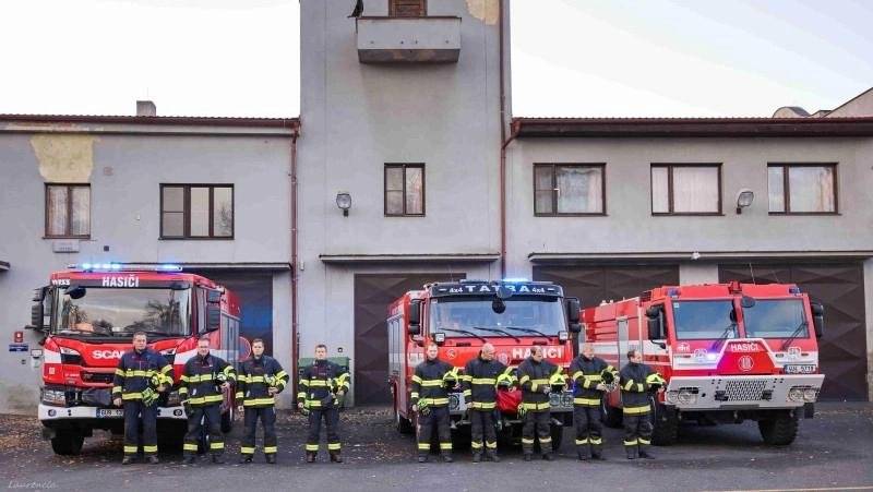 Vážení sousedé, dnes (čtvrtek 25. června) ve 13.00 hodin se Hasičský záchranný sbor České republiky připojí k pietnímu uctění památky profesionálního hasiče ze stanice Týn nad Vltavou, který tragicky zahynul při výkonu služby. Pokud tomu nebudou bránit zásahy, vyjedou před hasičské stanice po celé republice hasičská vozidla se zapnutými výstražnými světly (bez zvukových signálů) a hasiči uctí svého kolegu minutou ticha od 13.00 do 13.01 hodin. Prosíme vás o respektování této pietní chvíle a tichou vzpomínku na hasiče, který přišel o život při pomoci druhým. Vaše Praha 3