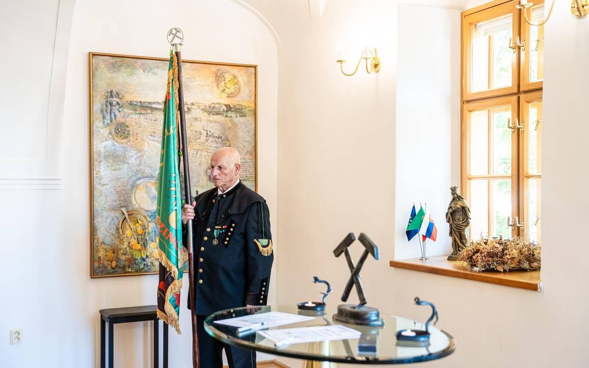 ⛏️ Pri príležitosti Dňa pezinského baníctva sa v stredu 24. júna 2026 uskutočnilo tradičné prijatie členov Malokarpatského baníckeho spolku. 📜 Podujatie sa koná pri príležitosti výročia prvej písomnej zmienky o pezinskom baníctve z roku 1339 a nadväzuje na dlhoročnú tradíciu, ktorá sa v Pezinku zachováva od roku 2002. Baníkov v priestoroch Starej radnice privítal primátor mesta Pezinok Roman Mács. 🏛️ Pezinské baníctvo je neoddeliteľnou súčasťou histórie mesta a dodnes patrí k významným prvkom jeho kultúrneho dedičstva. Počas slávnostného prijatia si prítomní pripomenuli význam baníctva pre rozvoj mesta i celého malokarpatského regiónu. 💬 „Banícka tradícia je jedným z pilierov identity Pezinka. Som rád, že si ju spoločne pripomíname a že vďaka členom Malokarpatského baníckeho spolku zostáva živou súčasťou života nášho mesta. Ďakujem všetkým, ktorí sa zaslúžili o uchovávanie tohto cenného odkazu pre ďalšie generácie,“ povedal primátor mesta Pezinok Roman Mács. ✍️ Slávnostné prijatie bolo spečatené podpismi členov Malokarpatského baníckeho spolku do pamätnej listiny mesta.