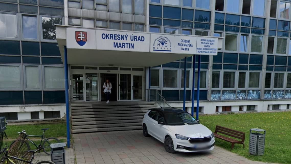 Oznamujem Vám, že s účinnosťou od 01. júla 2026 bude vykonaná zmena sídla Okresného úradu Martin vrátane jeho príslušných odborov. Nové sídlo okresného úradu bude zriadené na adrese mesta Martin „SNP 5, 036 01 Martin“ (bývalá budova Allianz). Súčasťou okresného úradu bude novozriadené „Klientske centrum“ (ďalej „KC“) s pracoviskami príslušných odborov OÚ Martin, ako aj s pracoviskami OR PZ Martin – agenda evidencie dokladov a agenda evidencie vozidiel. Prevádzka pracovísk „KC“ bude otvorená s účinnosťou od 07. júla 2026.