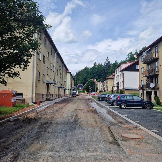 Od středy 24.6.2026 bude možné opět parkovat na nově vybudovaných zpevněných plochách z plastových Ecorasterů u domů č.p. 400, 401, 402, 403, 405 a 418.