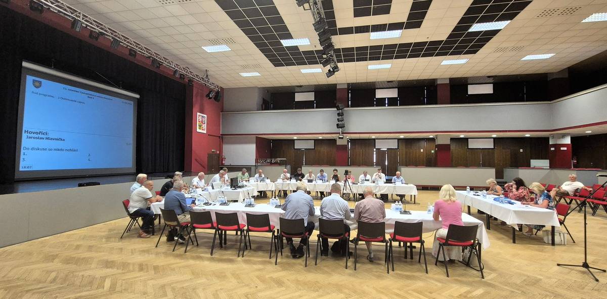 Na červnovém zasedání Zastupitelstva města Benešov zastupitelé projednali hospodaření města za rok 2025, schválili úpravy letošního rozpočtu a rozhodovali také o podpoře významných investic.