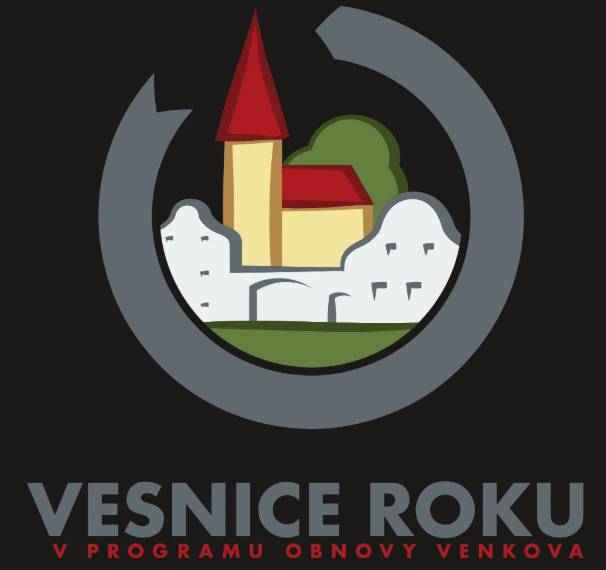 Převzato z facebooku soutěže VESICE ROKU:  STUDNICE VÍTĚZÍ V KRÁLOVÉHRADECKÉM KRAJI!   Nejvyšší ocenění krajského kola soutěže Vesnice roku 2026 v Královéhradeckém kraji získává obec STUDNICE (okres Náchod) s 1 167 obyvateli.   Studnice je obcí, která dokazuje, že skutečná síla venkova nespočívá ve velikosti, ale v lidech. Sedm místních částí, desítky aktivních dobrovolníků, spolků a sousedských iniciativ zde vytvářejí živou komunitu, ve které se lidé nejen znají, ale také spolupracují a společně utvářejí budoucnost své obce.   Výjimečnost Studnice spočívá v tom, jak přirozeně propojuje tradice s moderním přístupem k rozvoji. Obec dlouhodobě pečuje o veřejný prostor, krajinu i kulturní dědictví, podporuje rodiny, děti i seniory a vytváří prostředí, kde mají své místo všechny generace. Ať už jde o společné výsadby alejí, kulturní akce, činnost školy a školky nebo bohatý spolkový život, za vším je patrná chuť lidí dělat věci společně.   Hodnotitelskou komisi zaujalo zejména: • vyvážený a udržitelný rozvoj obce napříč všemi oblastmi života, • schopnost propojit všech sedm místních částí a vytvářet silnou a soudržnou komunitu, • aktivní zapojování dětí, seniorů, spolků i dalších obyvatel do veřejného dění, • bohatý spolkový život a spolupráce s místními podnikateli, řemeslníky a organizacemi, • příkladná obecní knihovna, která propojuje vzdělávání, kulturu i komunitní život a byla oceněna titulem Knihovna Královéhradeckého kraje 2025, • péče o veřejná prostranství, krajinu a zeleň, • dlouhodobá vize rozvoje založená na respektu k místní identitě a potřebám budoucích generací.   Studnice ukazuje, že moderní obec může růst a rozvíjet se, aniž by ztratila to nejcennější – sousedské vztahy, sounáležitost a radost ze společně stráveného času. Právě tato energie a schopnost spojovat lidi napříč generacemi dělají ze Studnice inspirativní příklad současného českého venkova.   Zlatá stuha je oceněním celé studnické komunity. Gratulujeme a držíme palce v celostátním kole soutěže Vesnice roku 2026!