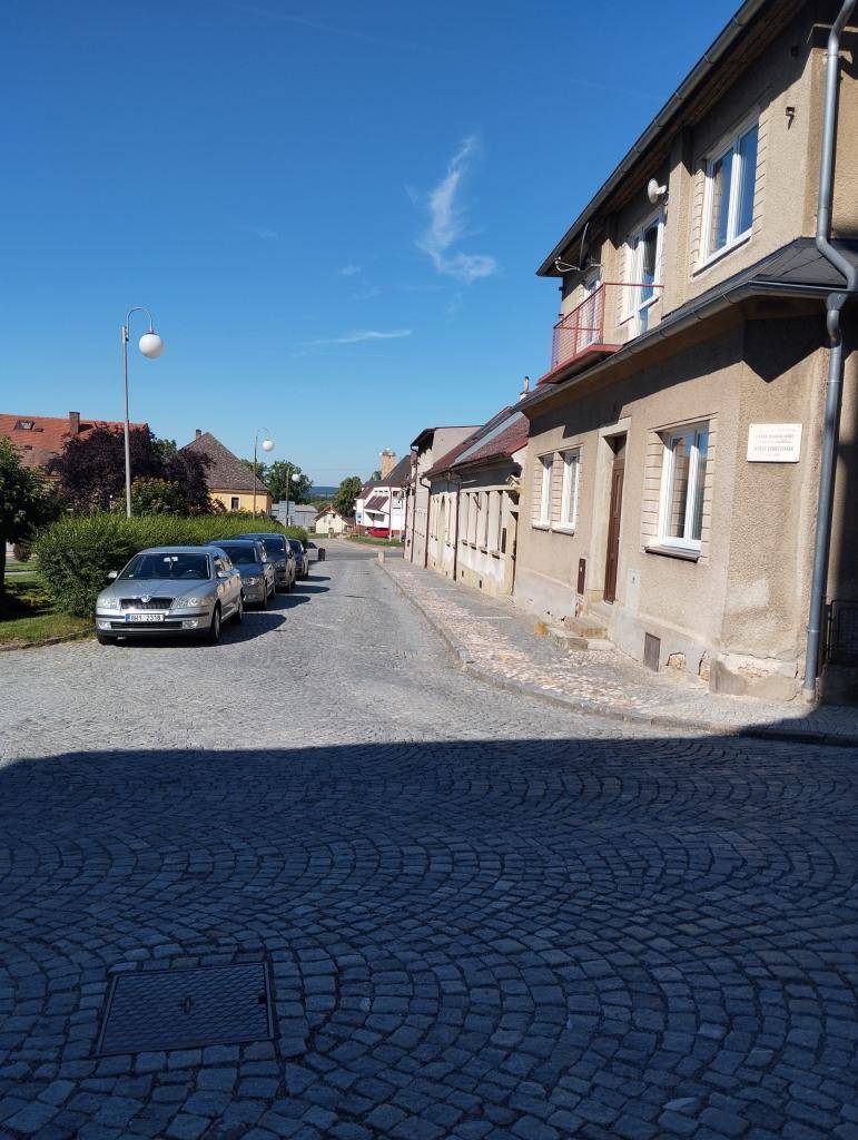 Město Solnice upozorňuje, že od pondělí 29. června 2026 bude z důvodu výměny uzávěrů přípojek vody uzavřena komunikace v horní části Masarykova náměstí vedoucí  směrem na ulici Za Radnicí. Předpokládaná doba prací bude jeden měsíc.