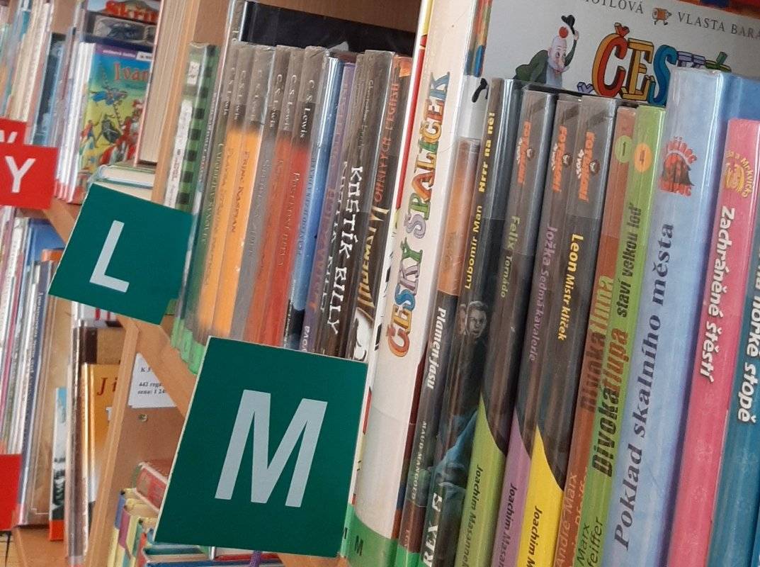 Vážení čtenáři, vzhledem k tomu, že se naše knihovna nachází v podkroví a nemá klimatizaci, je v ní nyní opravdu horko a nedýchatelno. S paní knihovnicí Kasalovou jsme se dohodli, že vám bude po dobu těchto velmi teplých dnů k dispozici na telefonu. Osobně bude v knihovně přítomna pouze po dobu nezbytně nutnou k připravení vašich výpůjček. Knihy vám ráda přiveze, připadně připraví k vyzvednutí na podatelně OÚ. V případě zájmu kontaktujte paní Kasalovou na tel. čísle:607230788. Děkujeme za pochopení.