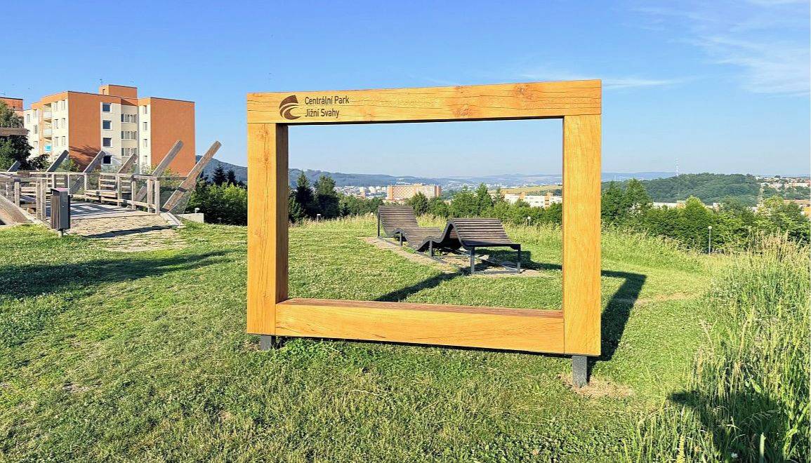 Zlín – Návštěvníci Centrálního parku na Jižních Svazích mají nový důvod k zastavení. V oblíbeném veřejném prostoru vznikl nový fotopoint, který nabízí atraktivní místo pro pořizování fotografií a originální kulisu přímo v srdci největšího zlínského sídliště, v blízkosti biotopu.