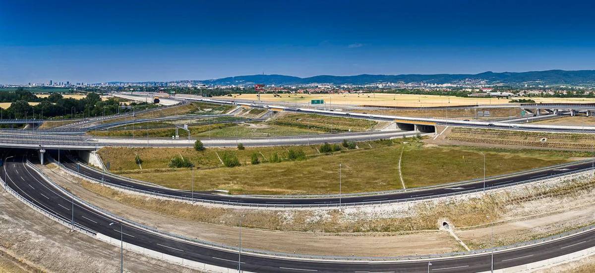 Posledné vetvy križovatky D1 D4 sú spustené. Jeden z najkomplikovanejších diaľničných projektov na Slovensku D1 Bratislava – Triblavina, rozšírenie, spolu s novou križovatkou, sa dostal do úspešného konca.