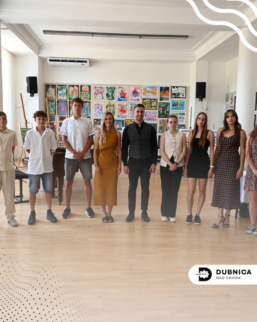 Koncertná sála Základnej umeleckej školy v Dubnici nad Váhom sa dnes stala miestom slávnostného stretnutia, počas ktorého mesto ocenilo žiakov za ich výnimočné študijné, športové, umelecké a osobnostné úspechy.