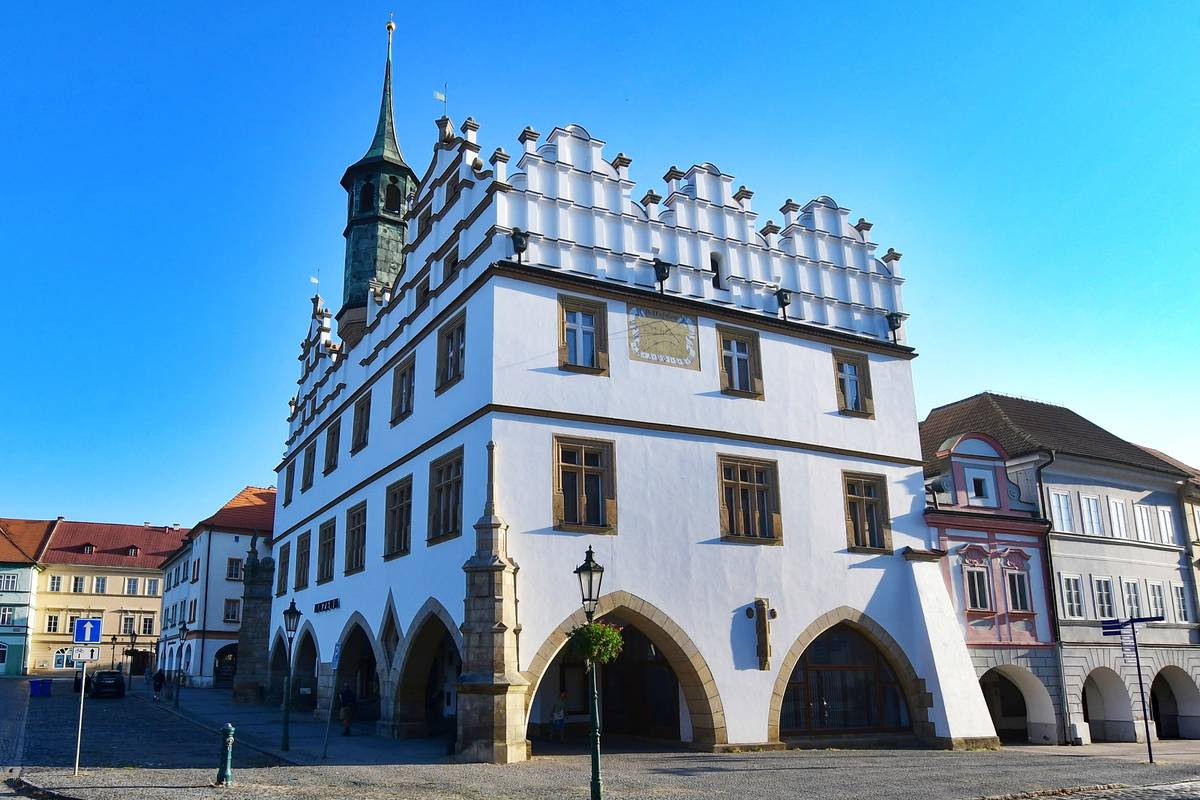 Město Litoměřice nabízí k pronájmu část atraktivních nebytových prostor v budově staré radnice, kde v současnosti sídlí oblastní muzeum. K dispozici je prostor o výměře bezmála 134 metrů čtverečních, situovaný v přízemí této národní kulturní památky. Součástí jsou tři hlavní místnosti, zázemí včetně sociálního zařízení, chodba a schodiště vedoucí do sklepa, kde se nachází další místnost.  Prostor není v současnosti technicky připraven k okamžitému užívání. Budoucí nájemce si jej upraví podle svých potřeb a na vlastní náklady. Po dobu rekonstrukce nebude hradit nájemné, smluvní vztah bude po tuto dobu řešen formou výpůjčky. Po dokončení úprav zajistí nájemce rekolaudaci prostoru v souladu se zamýšleným využitím, ať už pro prodej zboží, poskytování služeb nebo například výstavní činnost. Pronájem je nabízen na dobu neurčitou, případně jako dlouhodobý pronájem na dobu určitou s ohledem na rozsah investic. Minimální výše nájemného činí 1 750 korun za metr čtvereční ročně, k tomu se připočítávají služby a energie. Zájemci ve své žádosti uvedou záměr využití prostoru a navrhnou výši nájemného. Bližší informace, domluvení prohlídky i případné dotazy poskytne Odbor správy nemovitého majetku na telefonech 416 916 153 nebo 734 783 330, případně na e-mailu michal.barcik@litomerice.cz. Podrobné informace k pronájmu naleznete na tomto odkazu. {gallery}02026/muzeum_pronajem{/gallery}