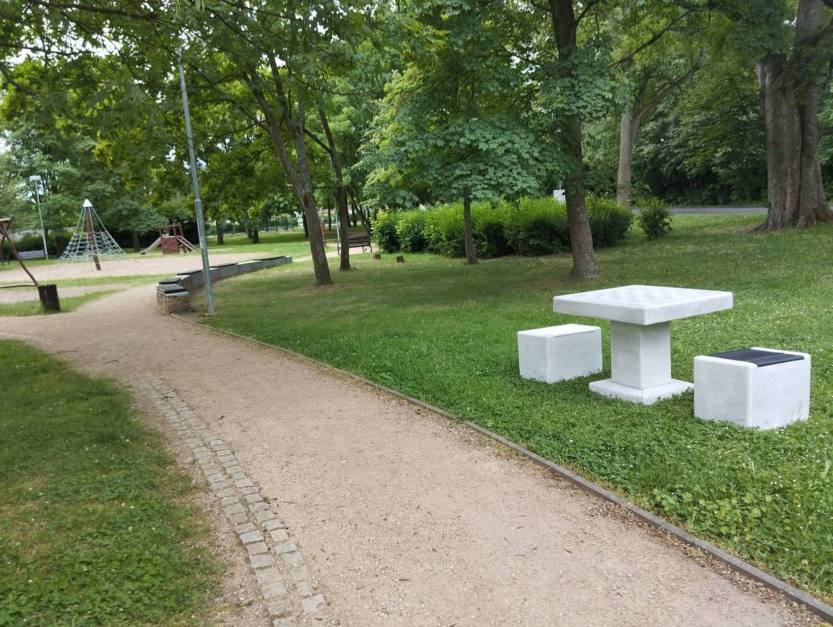 Během června rozšířil odbor správy města vybavení veřejných prostranství o nové betonové šachové stoly. Najdete je v parku Herty Lindnerové, Na Plovárně a v Lesoparku. Přijďte si zahrát partii s přáteli, potrénovat strategické myšlení nebo si jen užít příjemné chvíle na čerstvém vzduchu. Těší nás, že můžeme postupně rozšiřovat možnosti trávení volného času v našich parcích pro všechny generace. Odbor správy města