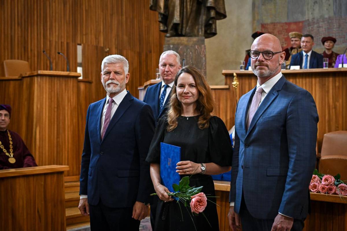 Máme radostnou zprávu, která nás všechny naplňuje velkou pýchou! Naše lanžhotská obyvatelka prof. JUDr. Dana Ondrejová, Ph.D., která pochází z rodiny Tučků z Kúta (Hejtmani), byla 1. června 2026 prezidentem republiky oficiálně jmenována profesorkou.